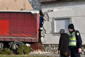KAMION SLETIO S CESTE I PROBIO KUĆU: Dvije osobe ozlijeđene