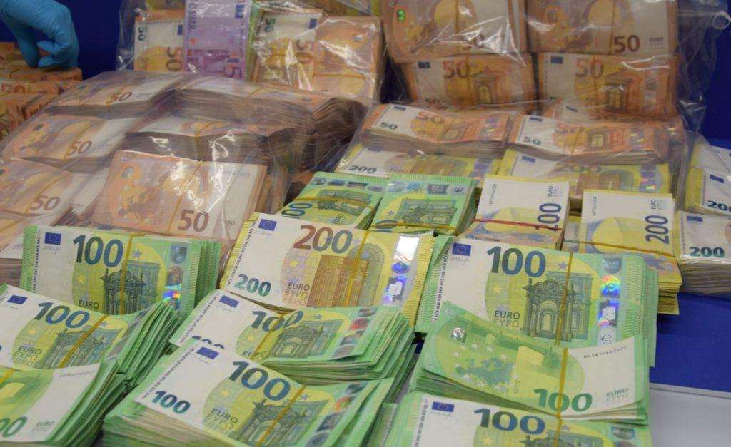 KOJI ULOV: Carinici u Münchenu u koferu pronašli 1,4 milijuna eura KOJI ULOV: Carinici u Münchenu u koferu pronašli 1,4 milijuna eura