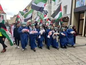 POVORKA U MÜNCHENU: Propalestinski prosvjednici se odjenuli kao liječnici koji nose mrtve bebe POVORKA U MÜNCHENU: Propalestinski prosvjednici se odjenuli kao liječnici koji nose mrtve bebe
