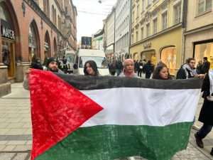 POVORKA U MÜNCHENU: Propalestinski prosvjednici se odjenuli kao liječnici koji nose mrtve bebe POVORKA U MÜNCHENU: Propalestinski prosvjednici se odjenuli kao liječnici koji nose mrtve bebe