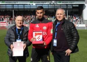 Petar Budimir, Ivan Prtajin i Stipe Puđa prilikom uručenja Večernjakova priznanja i nagrade pred početak utakmice na stadionu SV Wehen Wiesbaden / Foto: Fenix (Petar Krešimir Puđa)