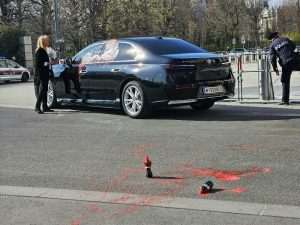 BMW pošprican crvenom bojom