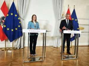 Metsola i Nehammer (desno)