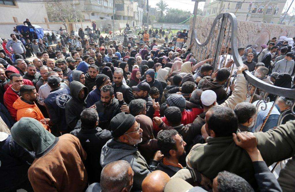 KRIZA S HRANOM U GAZI: Palestinske izbjeglice u redu za vreću brašna agencije Ujedinjenih naroda