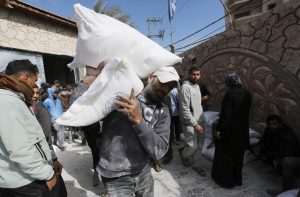 KRIZA S HRANOM U GAZI: Palestinske izbjeglice u redu za vreću brašna agencije Ujedinjenih naroda