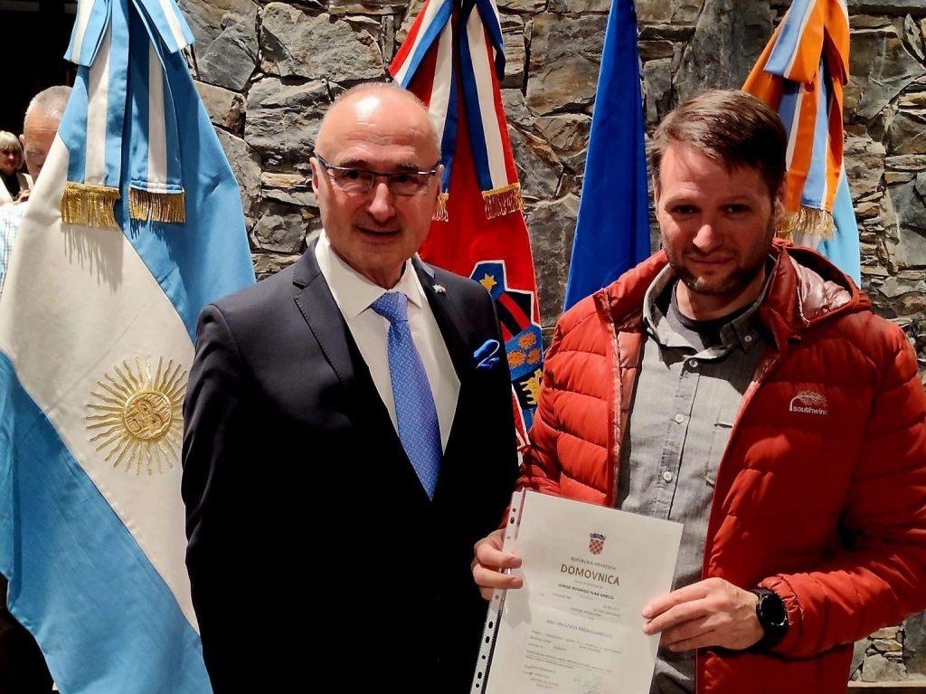 ŠEF HRVATSKE DIPLOMACIJE U ARGENTINI: U Hrvatskom domu u Ushuaiji je uručio hrvatska državljanstva