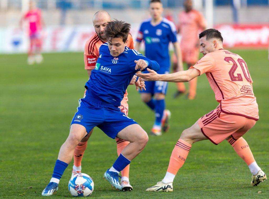 Josip Mišić, Ante Ćorić i Arber Hoxh u borbi za loptu / Foto: Hina