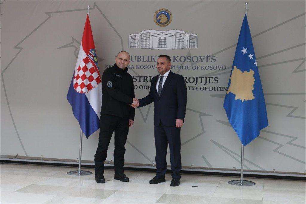 Ministar odbrane Kosova Ejup Maqedonci ugostio je ministra odbrane Hrvatske Ivana Anušića / Foto: Anadolu