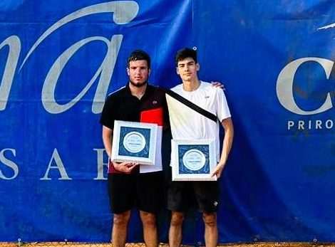 Splićani Luka Mikrut i Mili Poljičak osvojili su pobjednički trofej u konkurenciji parova / Foto: Ured Istarske rivijere