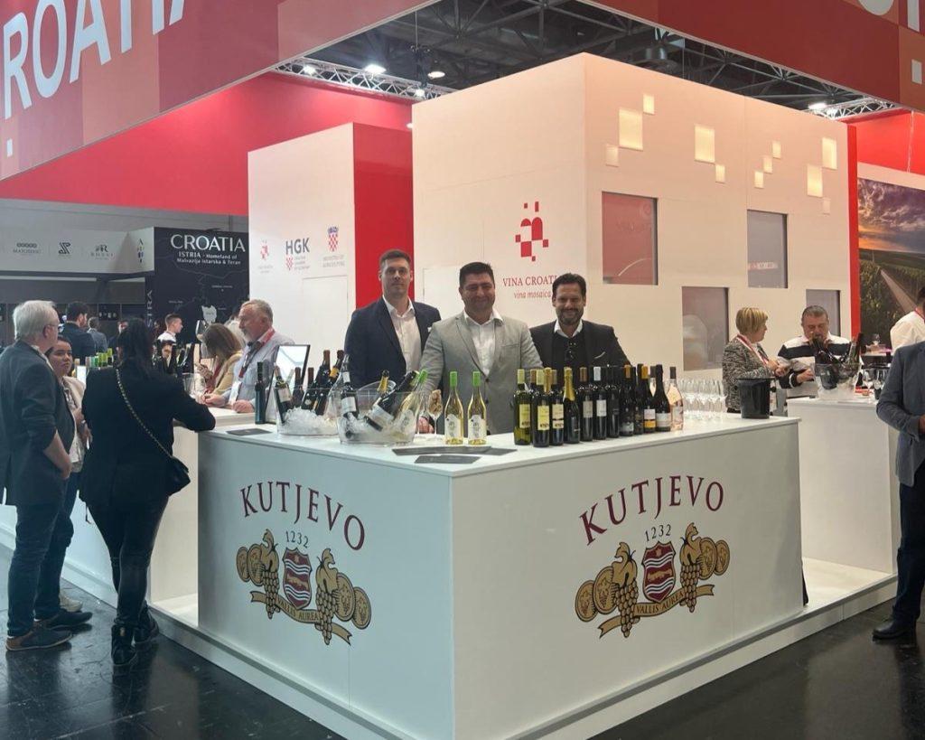 Hrvatski vinari za štandom vinarije Kutjevo d.d. / Foto: Fenix (SIM)
