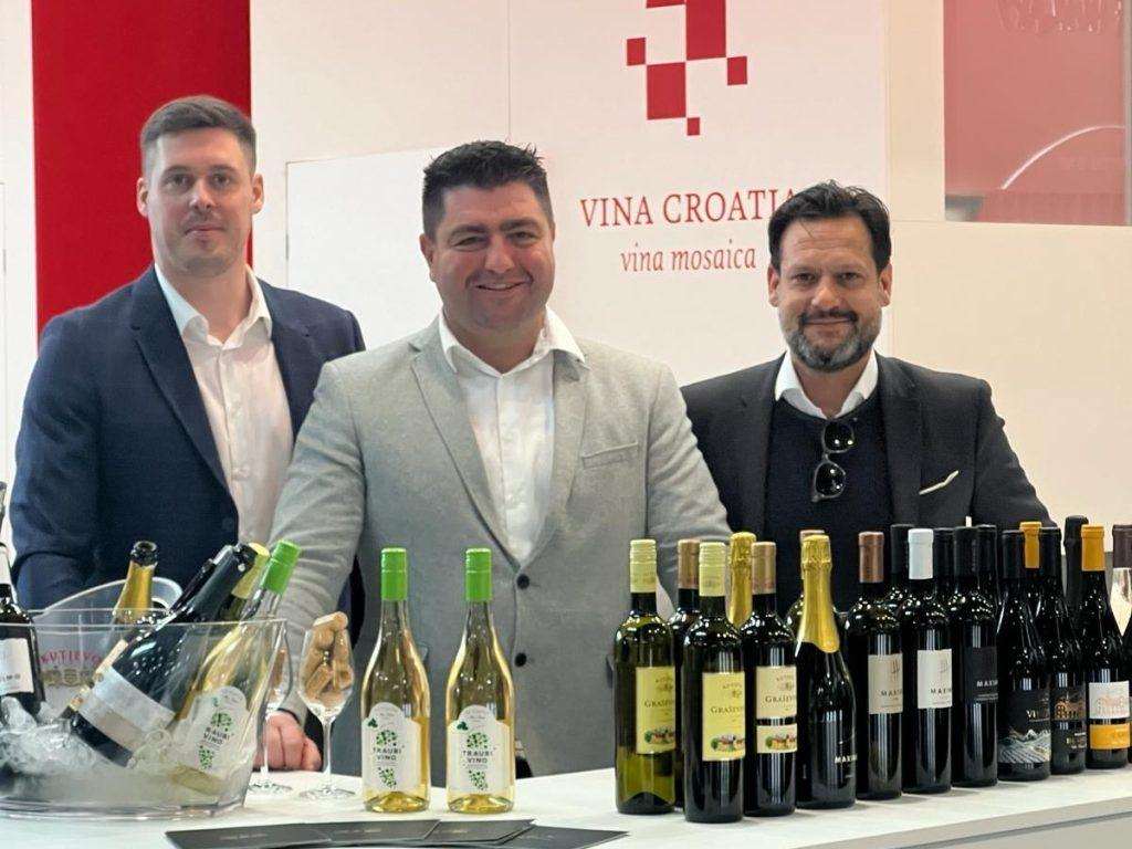 Hrvatski vinari za štandom vinarije Kutjevo d.d. / Foto: Fenix (SIM)