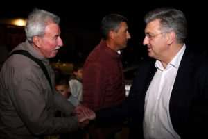 Predsjednik Vlade RH Andrej Plenković sudjelovao je na Veliki Četvrtak u procesiji Za križen u Svirču, na otoku Hvaru / Foto: Hina