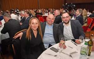 (FOTO) HRVATSKI SPEKTAKL U NJEMAČKOJ: Ponos i radost na Večernjakovoj domovnici, Đani Maršan dirnuo u srca kad je zapjevao "Bože čuvaj Hrvatsku, naš dragi dom"