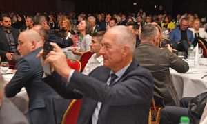 (FOTO) HRVATSKI SPEKTAKL U NJEMAČKOJ: Ponos i radost na Večernjakovoj domovnici, Đani Maršan dirnuo u srca kad je zapjevao "Bože čuvaj Hrvatsku, naš dragi dom"