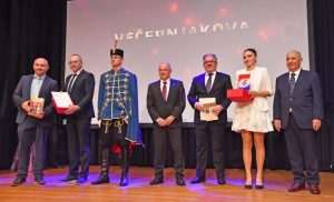 (FOTO) HRVATSKI SPEKTAKL U NJEMAČKOJ: Ponos i radost na Večernjakovoj domovnici, Đani Maršan dirnuo u srca kad je zapjevao "Bože čuvaj Hrvatsku, naš dragi dom"