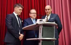 (FOTO) HRVATSKI SPEKTAKL U NJEMAČKOJ: Ponos i radost na Večernjakovoj domovnici, Đani Maršan dirnuo u srca kad je zapjevao "Bože čuvaj Hrvatsku, naš dragi dom"