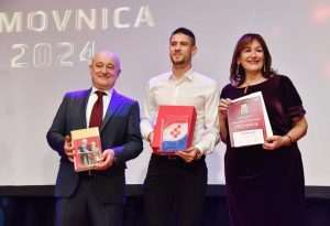 (FOTO) HRVATSKI SPEKTAKL U NJEMAČKOJ: Ponos i radost na Večernjakovoj domovnici, Đani Maršan dirnuo u srca kad je zapjevao "Bože čuvaj Hrvatsku, naš dragi dom"