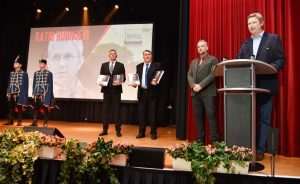 (FOTO) HRVATSKI SPEKTAKL U NJEMAČKOJ: Ponos i radost na Večernjakovoj domovnici, Đani Maršan dirnuo u srca kad je zapjevao "Bože čuvaj Hrvatsku, naš dragi dom"