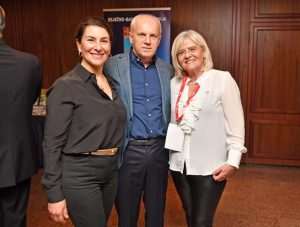 (FOTO) HRVATSKI SPEKTAKL U NJEMAČKOJ: Ponos i radost na Večernjakovoj domovnici, Đani Maršan dirnuo u srca kad je zapjevao "Bože čuvaj Hrvatsku, naš dragi dom"