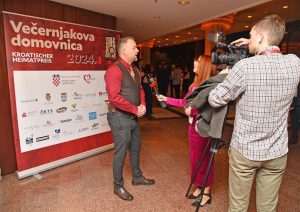 (FOTO) HRVATSKI SPEKTAKL U NJEMAČKOJ: Ponos i radost na Večernjakovoj domovnici, Đani Maršan dirnuo u srca kad je zapjevao "Bože čuvaj Hrvatsku, naš dragi dom"