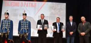DR. ANTE NAZOR U BAD HOMBURGU O INTRIGANTNOJ "ZAGONETKI POBJEDE": Nećemo zaboraviti dane ponosa i slave, nažalost i tuge Ante Nazor i Oliver Pezo na dodjeli nagrade Večernjakova domovnica / Foto: Fenix (Željko Tutnjević)