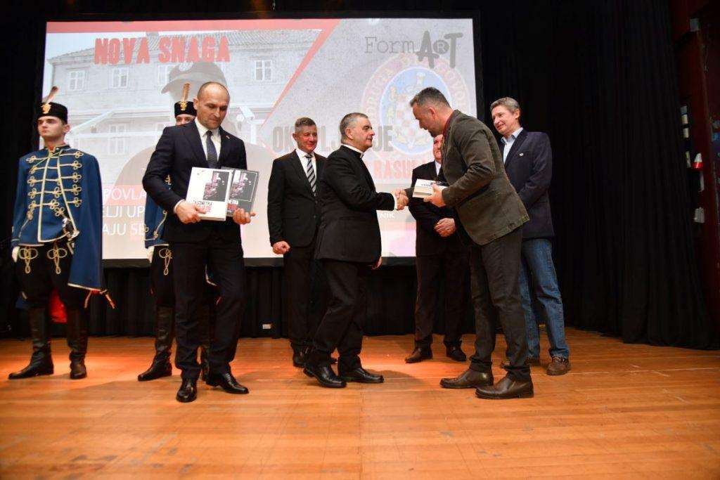 DR. ANTE NAZOR U BAD HOMBURGU O INTRIGANTNOJ "ZAGONETKI POBJEDE": Nećemo zaboraviti dane ponosa i slave, nažalost i tuge Autor je knjigu darovao ministru Ivanu Anušiću i mons. Nikoli Eteroviću / Foto: Fenix (Željko Tutnnjević)