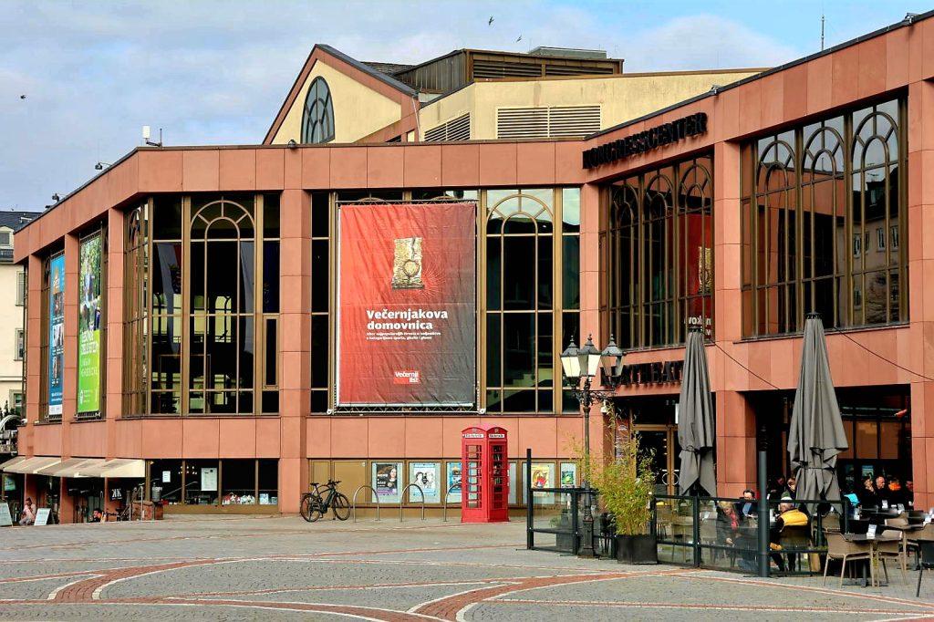 Na ulazu u Kurhaus u Bad Homburgu za Domovnicu / Foto: Fenix (SIM) 