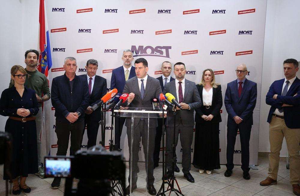 Na fotografiji (L-D), Petra Mandić, Marin Miletić, Miro Bulj, Željko Sačić, Nikola Grmoja, Nino Raspudić, Josip Skočibušić, Marijan Pavliček, Kristina Bakula, Robert Podolnjak, Božo Petrov / Foto: Hina