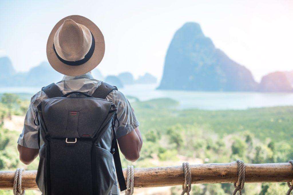 putovanje-tijekom-vrhunca-turisticke-sezone-kako-najbolje-iskoristiti-destinacije-prepune-ljudi1