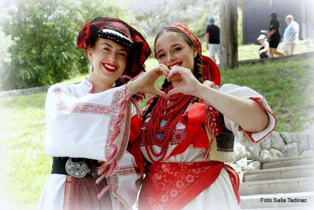 Iseljene Hrvatice u hrvatskoj tradicijskog nošnji / Foto: Fenix (HMI)
