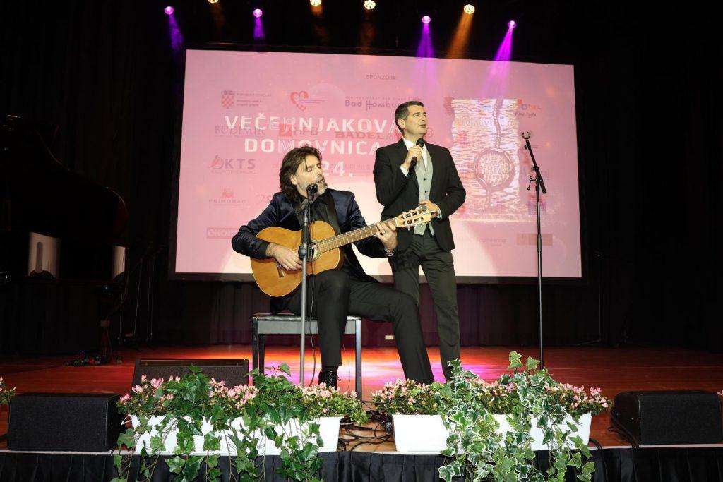 Stijepo Gleđ Markos i Marko Pecotić Peco na pozornici u Bad Homburgu/ Foto: Fenix (Ž. Tutnjević)