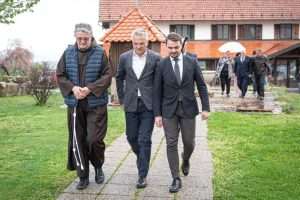 PLEHAN: Zvonko Milas, nositelj liste HDZ-a za XI. izbornu jedinicu s kandidatima započeo izbornu kampanju na Plehanu Milas sa domaćinima na Plehanu / Foto: HDZ/ Foto: HDZ