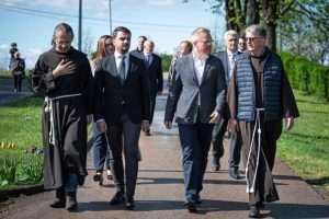 PLEHAN: Zvonko Milas, nositelj liste HDZ-a za XI. izbornu jedinicu s kandidatima započeo izbornu kampanju na Plehanu Zvonko Milas sa domaćinima na Plehanu / Foto: HDZ/ Foto: HDZ