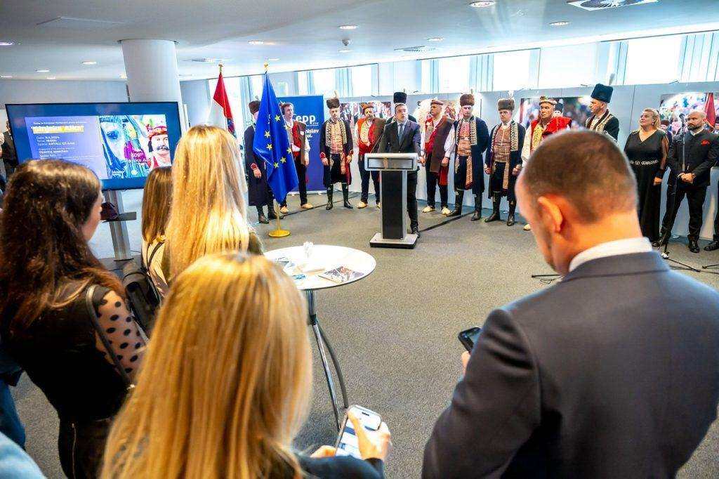 IZLOŽBA SINJSKE ALKE U BRUXELLESU: Sokol predstavio hrvatsku tradiciju i baštinu Izložba fotografija Sinjske alke