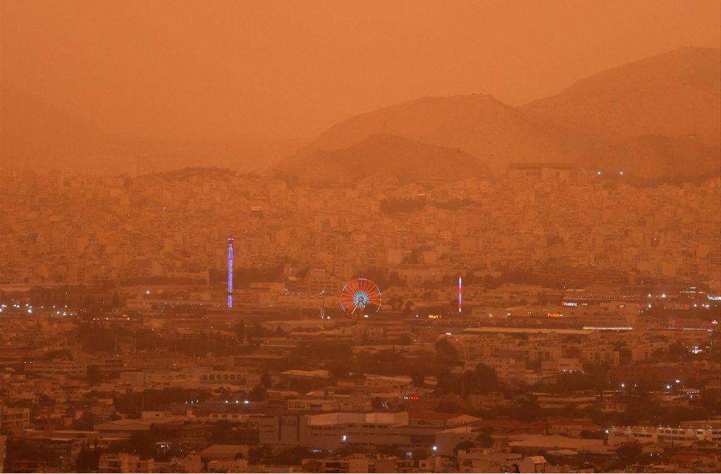 Nebo iznad Atene obojano narančastom bojom pustinjske prašine iz Afrike / Foto: Anadolu