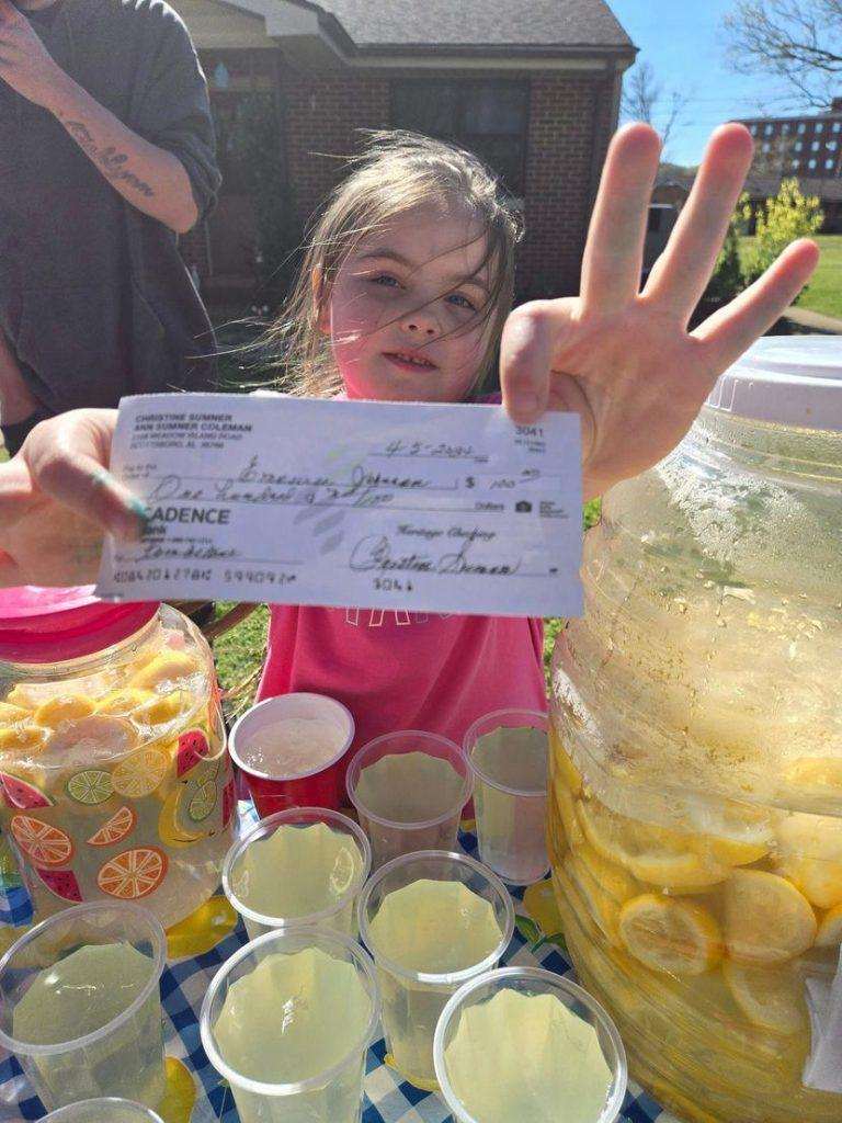 Djevojčica (7) Emoure Johnson prodajom limuna prikupila novac za nadgrobni spomenik svojoj preminuloj majci / Foto: Facebok/Gear Jammers