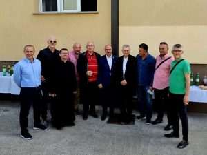 VELEBAN SKUP U SESVETAMA: Na predstavljanje kandidata HDZ-a u 2. izbornoj jedinici stigao i Andrej Plenković Zajednička fotografija sa varaždinskim biskupom u miru mons. Josipom Mrzljakom