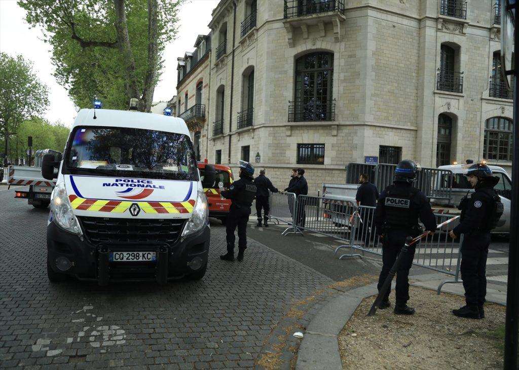 Francuska policija, blokada konzulata