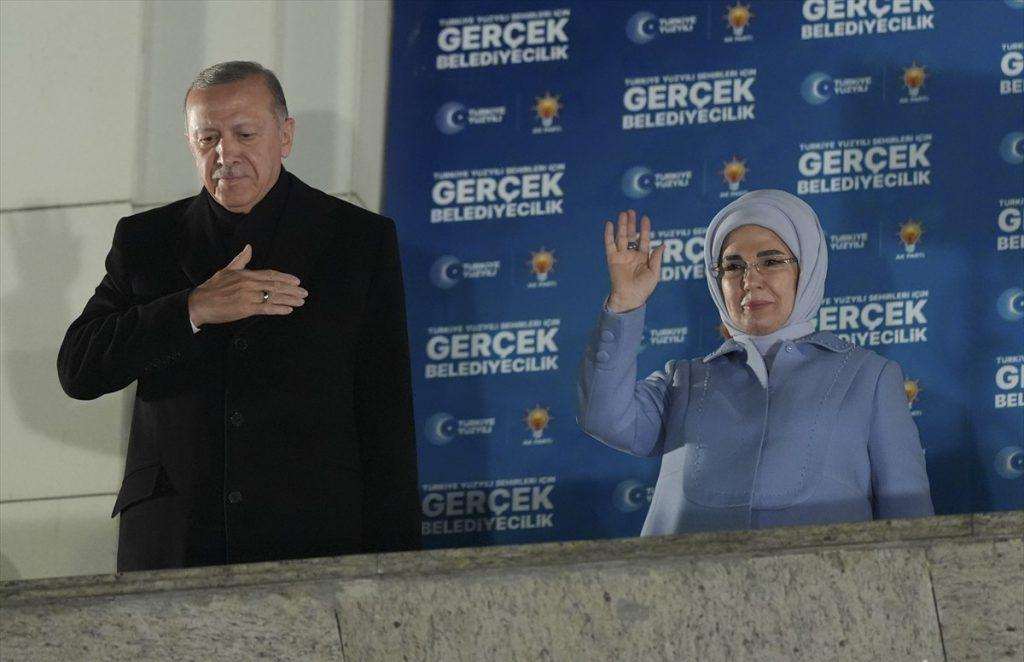 LOKALNI IZBORI U TURSKOJ: Oporbeni gradonačelnici dva najveća turska grada proglasili pobjedu Predsjednik Erdogan sa suprugom nakon lokalnih izbora u Turskoj / Foto: Anadolu