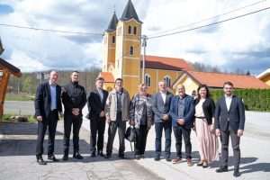 PLEHAN: Zvonko Milas, nositelj liste HDZ-a za XI. izbornu jedinicu s kandidatima započeo izbornu kampanju na Plehanu Milas sa suradnicima u Šurkovcu / Foto: HDZ