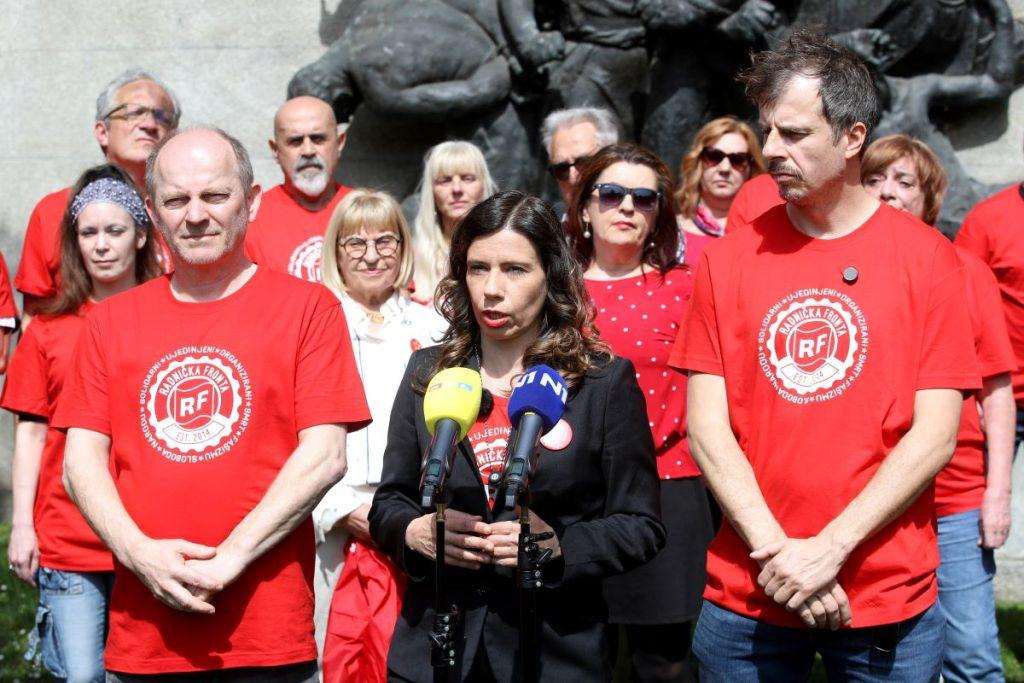 RADNIČKA FRONTA PREDSTAVILA PROGRAM: Katarina Peović za fotografiranje s kandidatima izabrala partizanski spomenik RADNIČKA FRONTA PREDSTAVILA PROGRAM: Katarina Peović za fotografiranje s kandidatima izabrala partizanski spomenik
