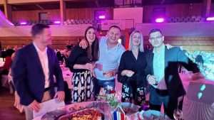 RIČIČKA NOĆ 2024.: Klapa Rišpet i Alen Nižetić do kasno u noć pjevali iseljenim Hrvatima iz Frankfurta i cijele Njemačke