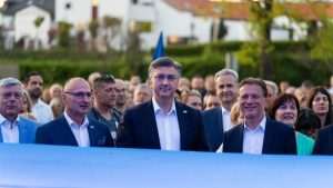 VELEBAN SKUP U SESVETAMA: Na predstavljanje kandidata HDZ-a u 2. izbornoj jedinici stigao i Andrej Plenković Andrej Plenković s kandidatima HDZ-a u 2. izbornoj jedinici pred predizborni skup u Sesvetama / Foto: IS HDZ