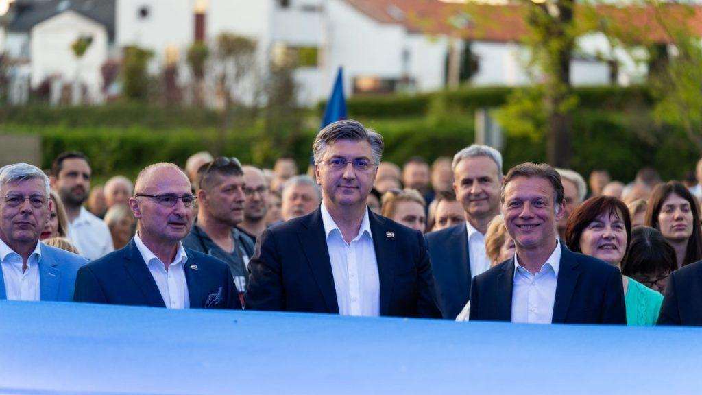 VELEBAN SKUP U SESVETAMA: Na predstavljanje kandidata HDZ-a u 2. izbornoj jedinici stigao i Andrej Plenković Andrej Plenković s kandidatima HDZ-a u 2. izbornoj jedinici pred predizborni skup u Sesvetama / Foto: IS HDZ