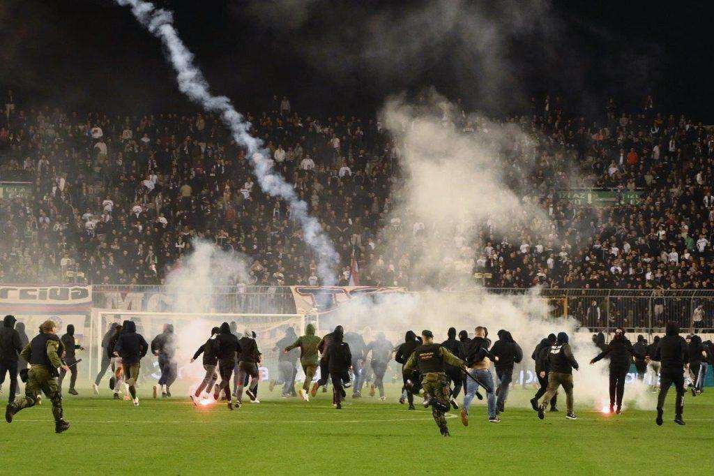 Trenutak kada su navijači Hajduka upali na teren / Foto: Hina
