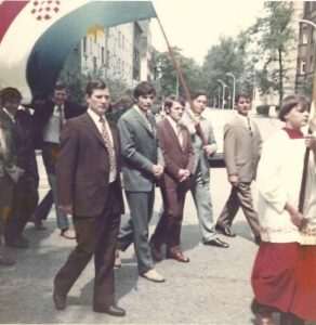 Vicko Vice Vrdoljak u procesiji sa hrvatskom trobojnicom / Foto: Fenix (Ob.A.)
