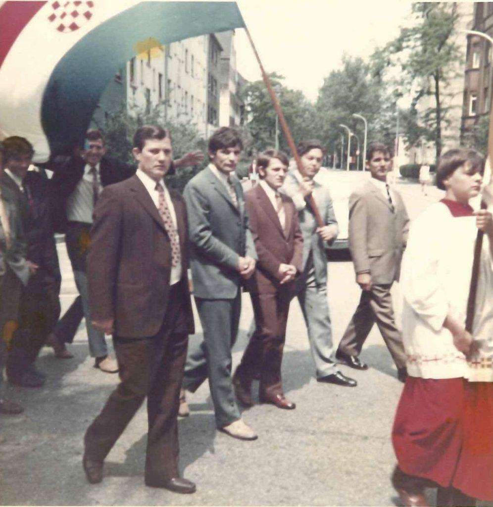 Vicko Vice Vrdoljak u procesiji sa hrvatskom trobojnicom / Foto: Fenix (Ob.A.)