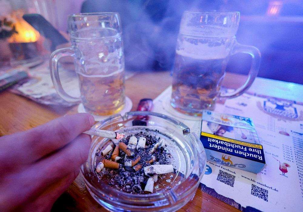 Cigarete / Foto: Axel Heimken/dpa