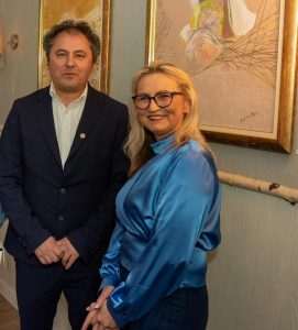 IZLOŽBA SLIKARICE DRAGICE BATISTA-BUĆO: Kunst trifft Gastronomie- Život, ljudi, priroda, hrana i vjera su izvori inspiracije koji me vode kroz stvaranje slika i umjetnosti općenito Fra Tomsilav Dukić i Dragica Batista-Bućo / Fenix (SIM)