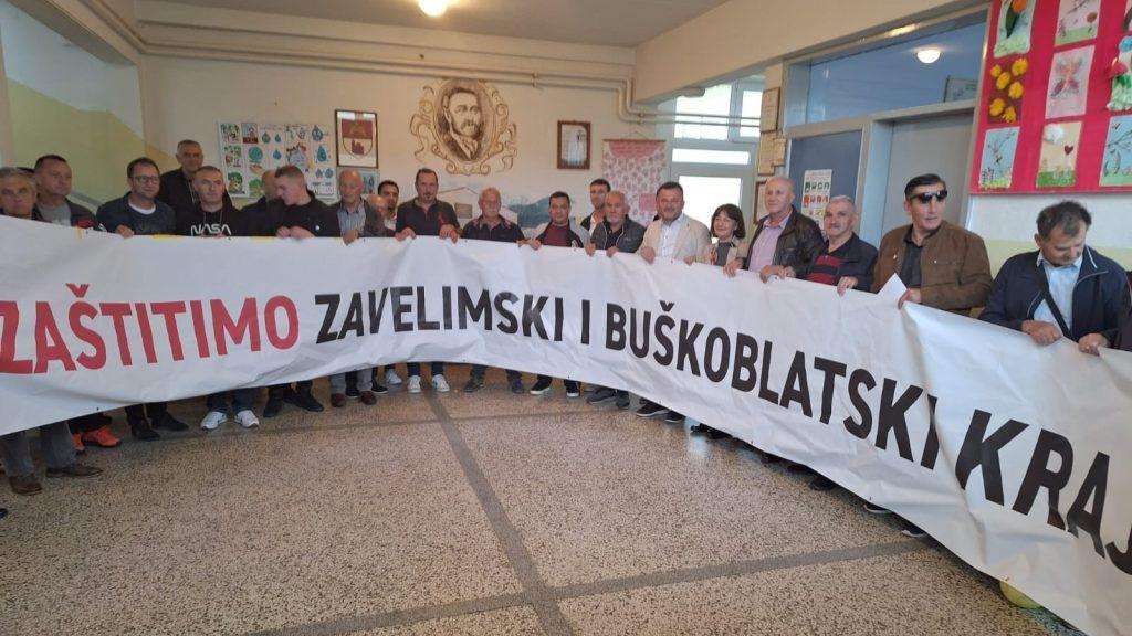 Poseban naglasak okupljenih dat je zaštiti zavelimskog i buškoblatskog kraja od novih vjetrenjača, solara i dalekovoda, jer žele sačuvati i zaštititi svoj kraj i njegove prirodne resurse od daljnje devastacije i energetskog iscrpljivanja / Foto: ZZIBK